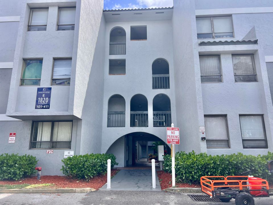 待售: $140,000 (1 贝兹, 1 浴室, 775 平方英尺)