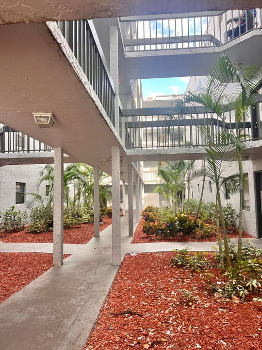 待售: $140,000 (1 贝兹, 1 浴室, 775 平方英尺)