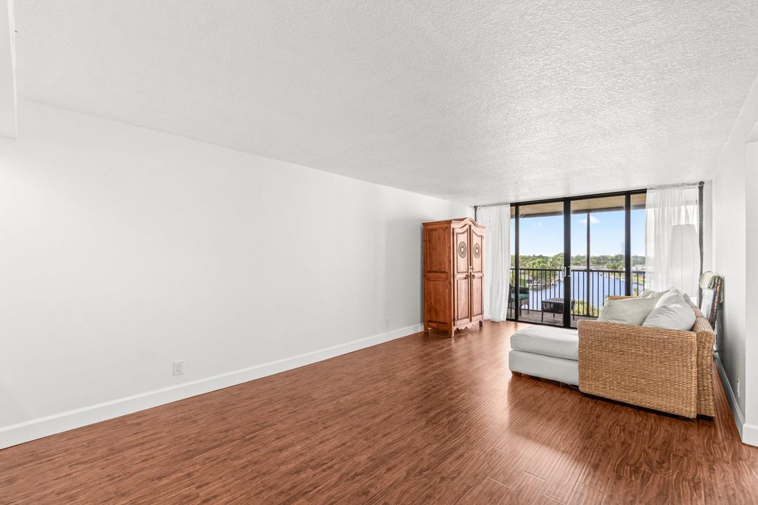 合同活跃: $2,500 (2 贝兹, 2 浴室, 1095 平方英尺)