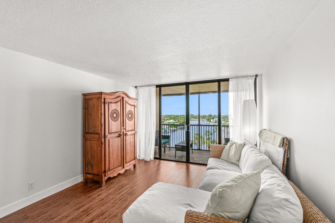 合同活跃: $2,500 (2 贝兹, 2 浴室, 1095 平方英尺)