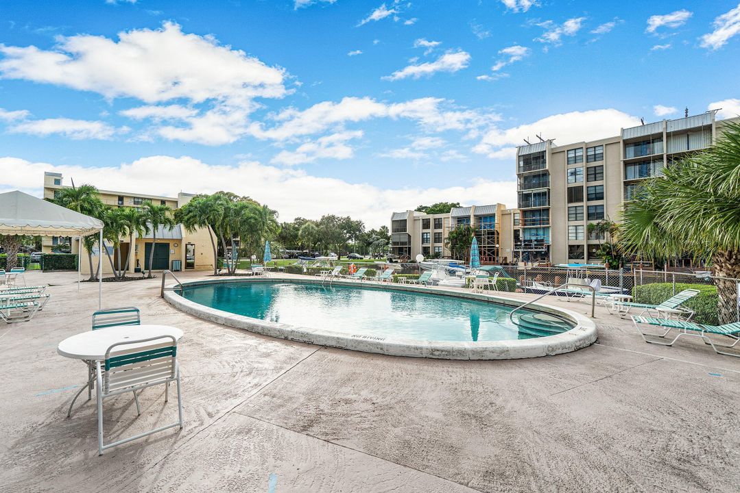 合同活跃: $2,500 (2 贝兹, 2 浴室, 1095 平方英尺)