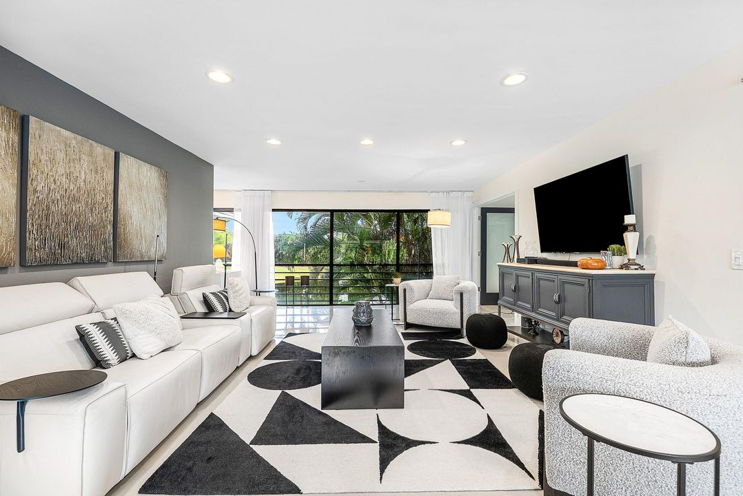 Под контрактом: $360,000 (2 спален, 2 ванн, 1479 Квадратных фут)