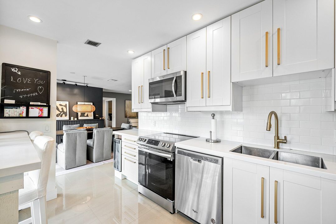 Под контрактом: $360,000 (2 спален, 2 ванн, 1479 Квадратных фут)