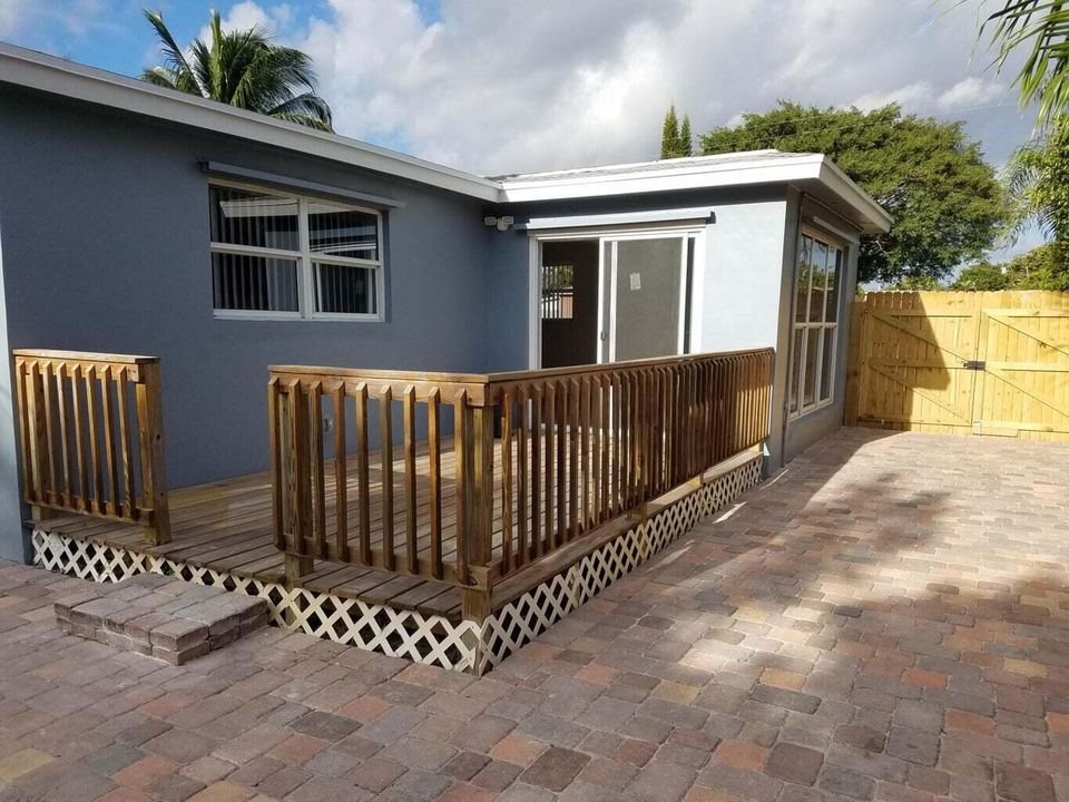 Active With Contract: $2,400 (2 beds, 1 baths, 1175 Square Feet)