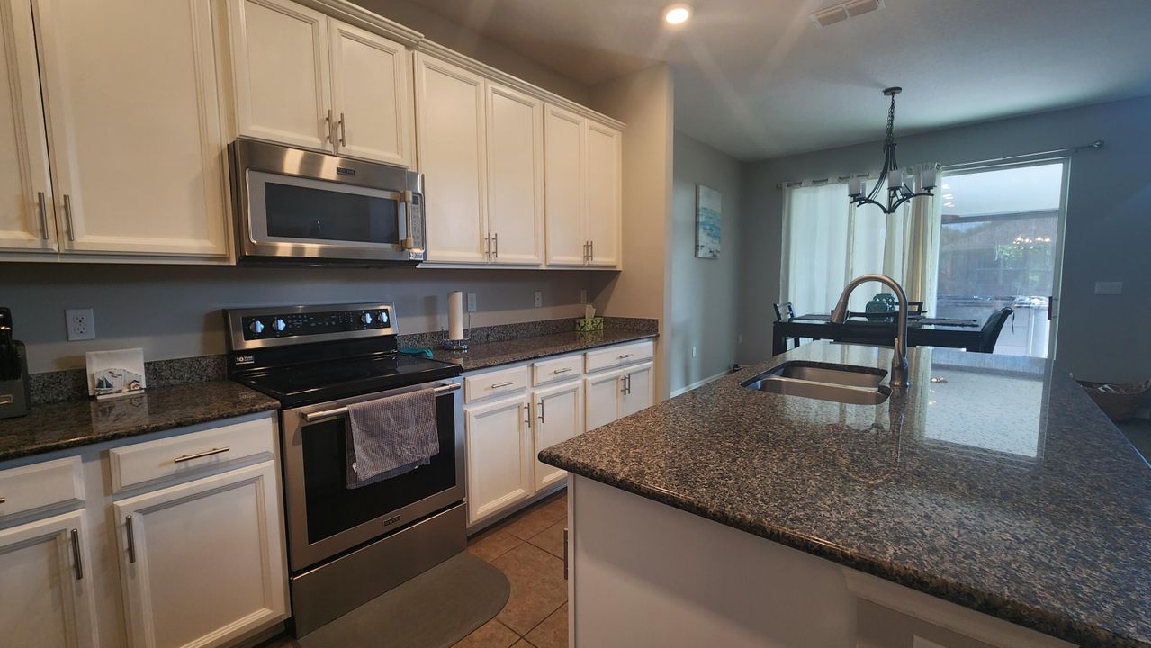 For Sale: $574,000 (4 beds, 3 baths, 2725 Square Feet)