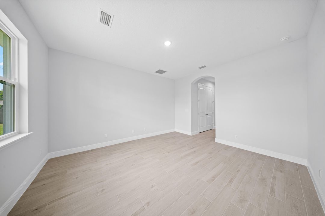 For Sale: $499,900 (4 beds, 2 baths, 2061 Square Feet)