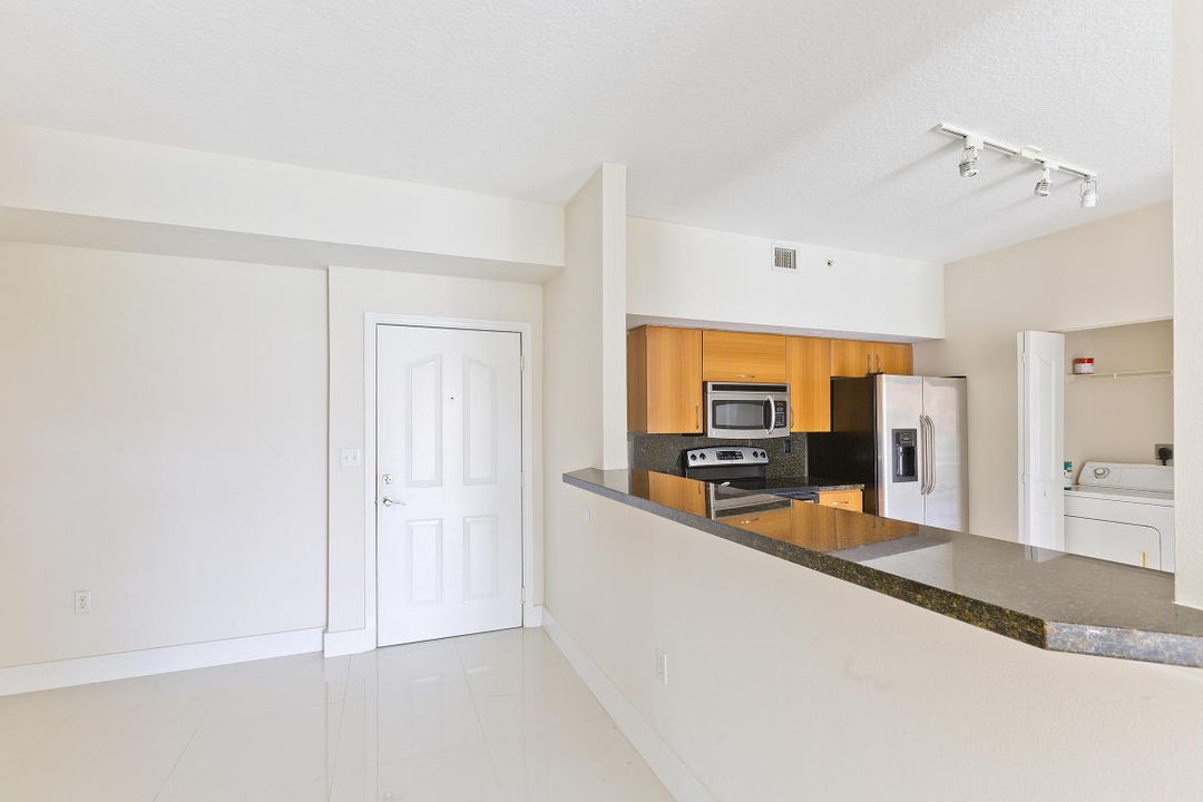 Active With Contract: $3,550 (2 beds, 2 baths, 1243 Square Feet)