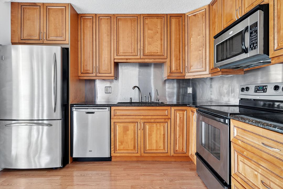 Active With Contract: $325,000 (3 beds, 2 baths, 1514 Square Feet)