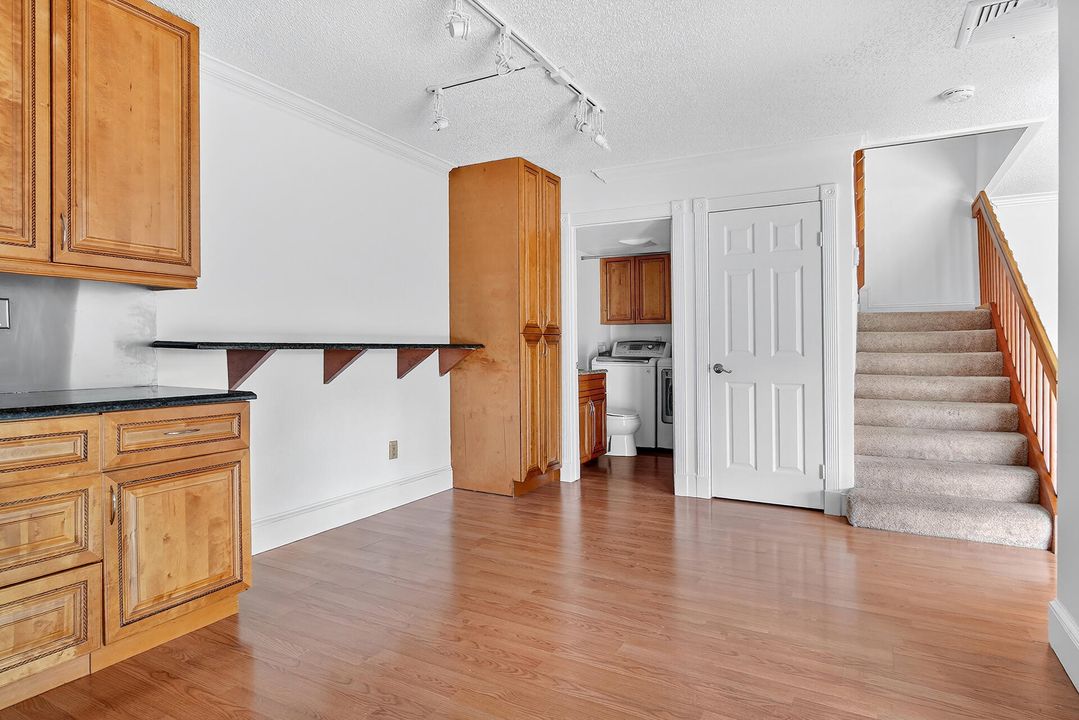 Active With Contract: $325,000 (3 beds, 2 baths, 1514 Square Feet)