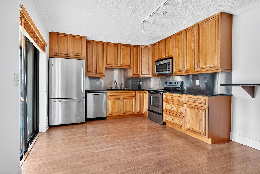 Active With Contract: $325,000 (3 beds, 2 baths, 1514 Square Feet)