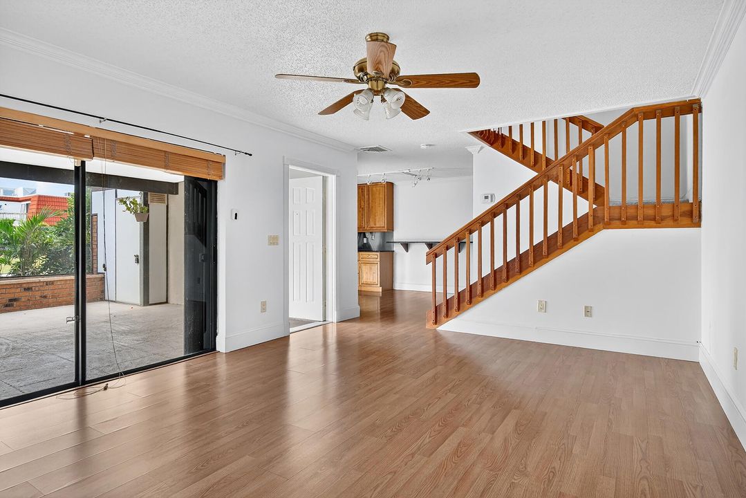 Active With Contract: $325,000 (3 beds, 2 baths, 1514 Square Feet)