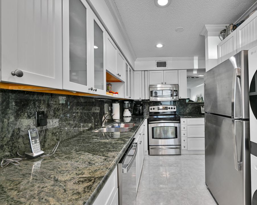 For Sale: $220,000 (2 beds, 2 baths, 1097 Square Feet)