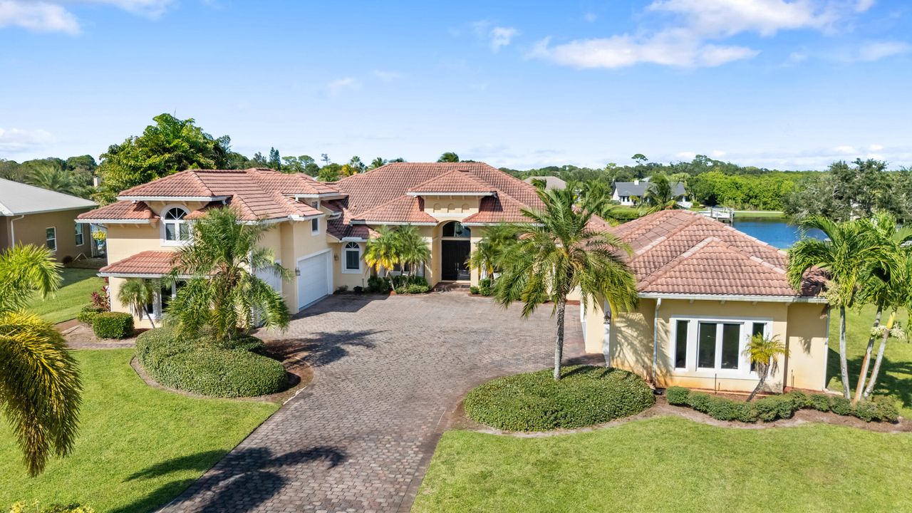 Activo con contrato: $1,990,000 (5 camas, 5 baños, 4012 Pies cuadrados)