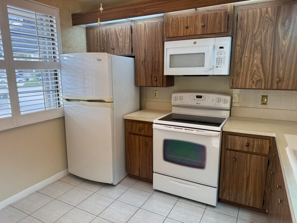 合同活跃: $175,000 (2 贝兹, 2 浴室, 1442 平方英尺)