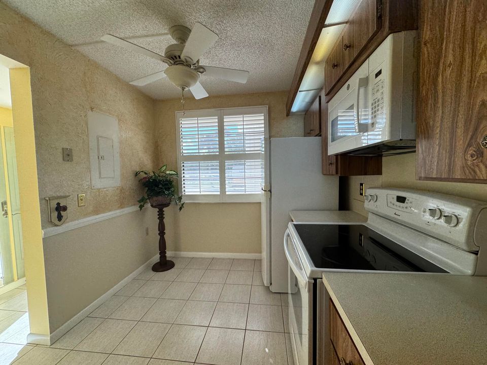 合同活跃: $175,000 (2 贝兹, 2 浴室, 1442 平方英尺)