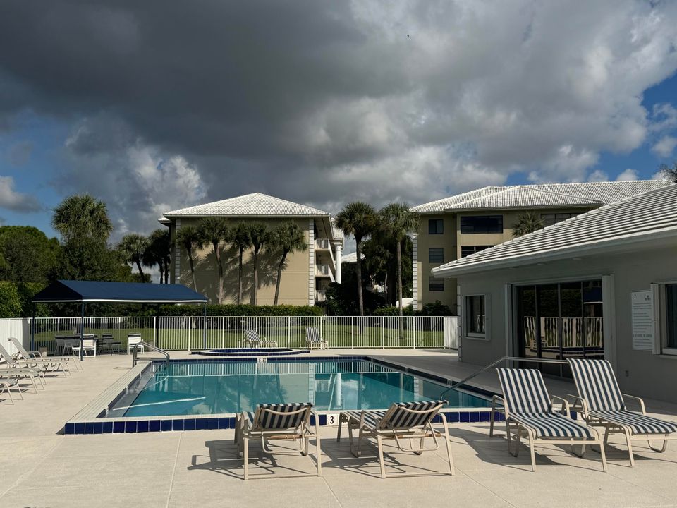 合同活跃: $175,000 (2 贝兹, 2 浴室, 1442 平方英尺)