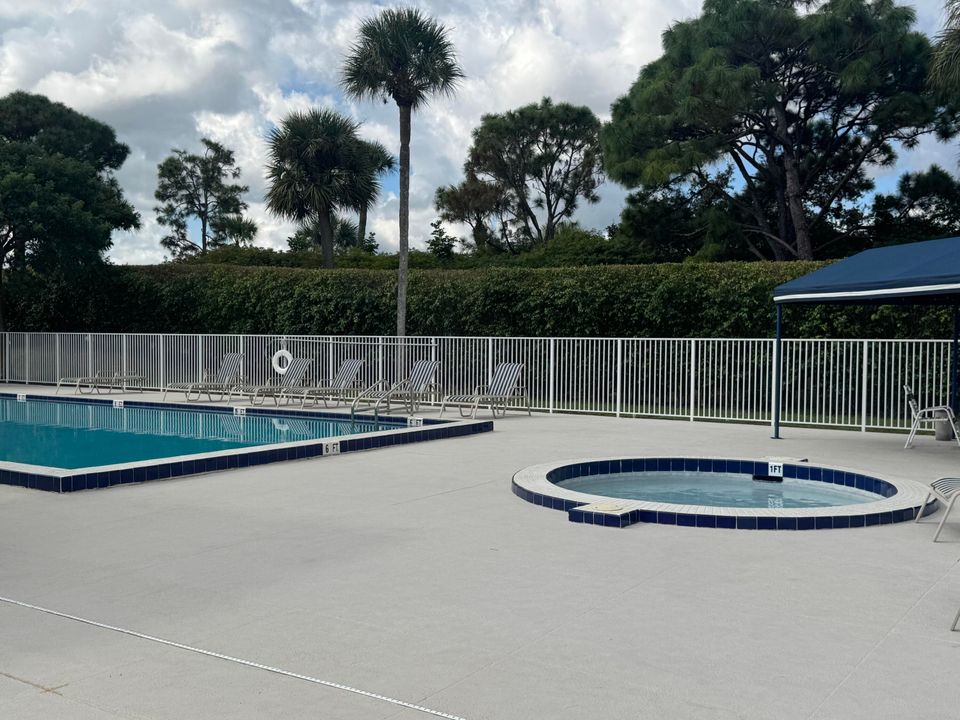 合同活跃: $175,000 (2 贝兹, 2 浴室, 1442 平方英尺)