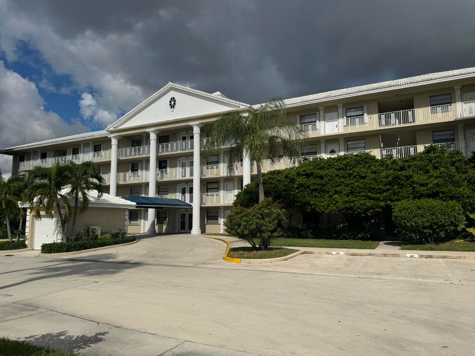 合同活跃: $175,000 (2 贝兹, 2 浴室, 1442 平方英尺)