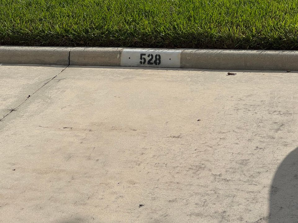 合同活跃: $175,000 (2 贝兹, 2 浴室, 1442 平方英尺)