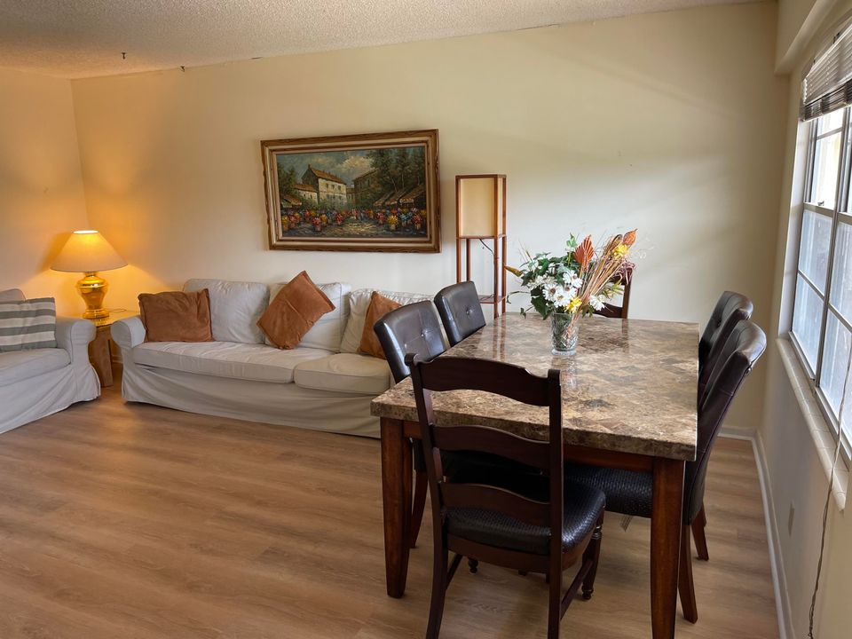 待售: $110,000 (2 贝兹, 1 浴室, 840 平方英尺)