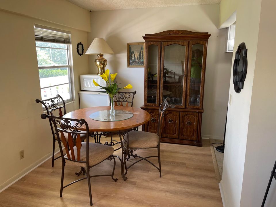 待售: $110,000 (2 贝兹, 1 浴室, 840 平方英尺)