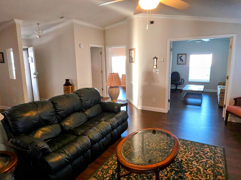 合同活跃: $238,000 (3 贝兹, 2 浴室, 1392 平方英尺)