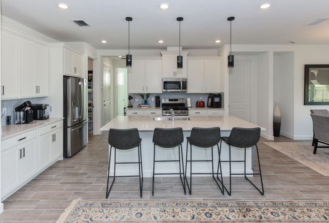 For Rent: $9,500 (5 beds, 4 baths, 4083 Square Feet)