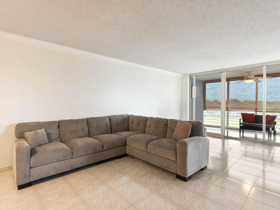 For Rent: $2,200 (2 beds, 2 baths, 1216 Square Feet)