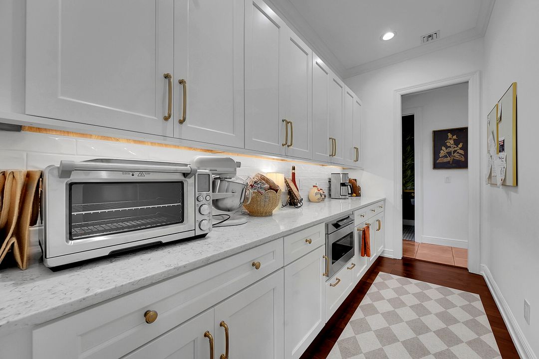 For Sale: $3,550,000 (6 beds, 5 baths, 4507 Square Feet)