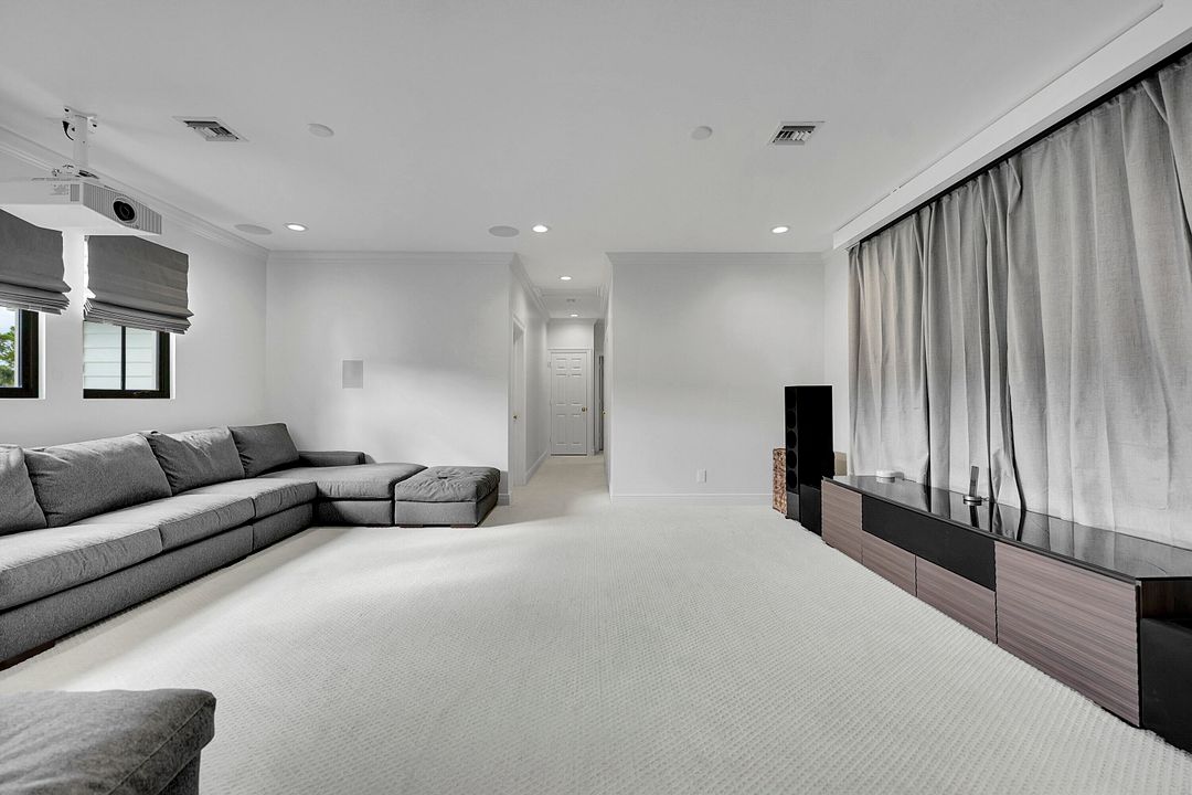 For Sale: $3,550,000 (6 beds, 5 baths, 4507 Square Feet)