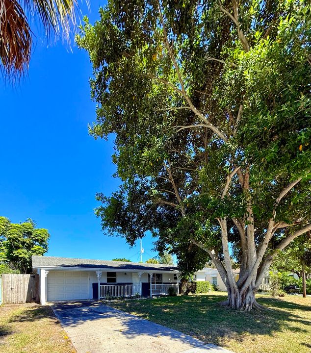 For Sale: $430,000 (4 beds, 2 baths, 2048 Square Feet)