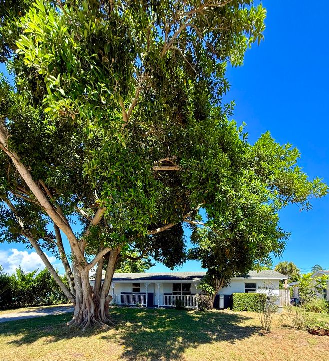 For Sale: $430,000 (4 beds, 2 baths, 2048 Square Feet)