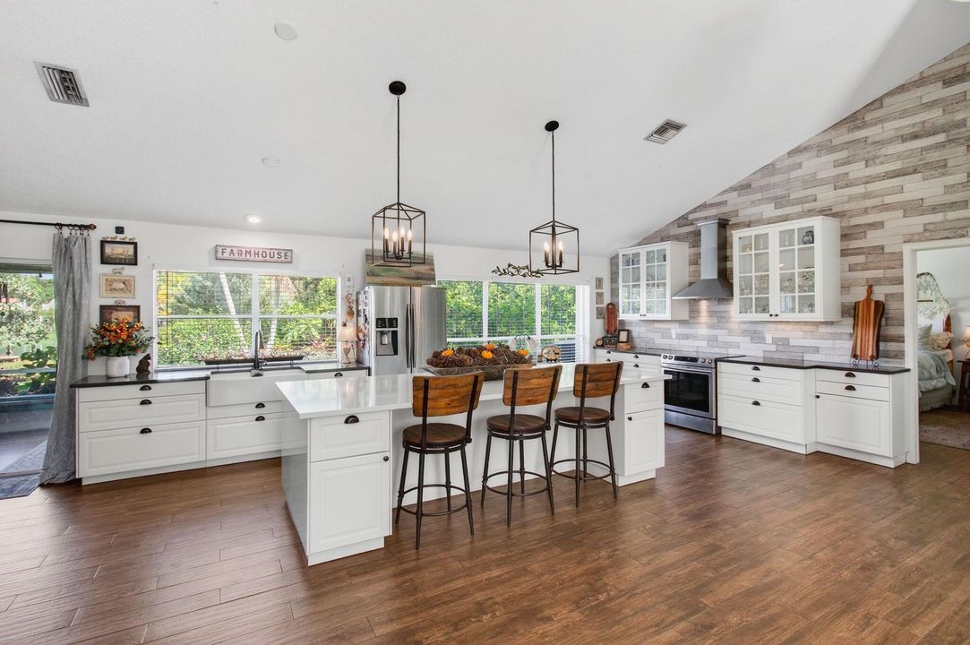 合同活跃: $825,000 (4 贝兹, 2 浴室, 2105 平方英尺)