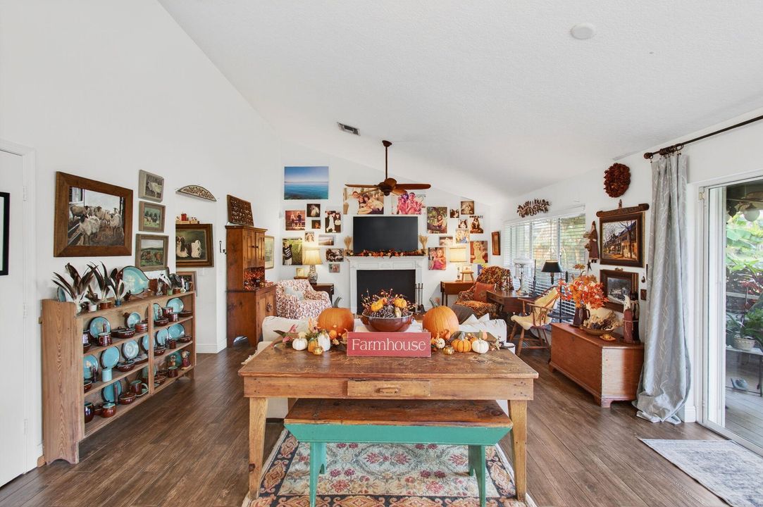 合同活跃: $825,000 (4 贝兹, 2 浴室, 2105 平方英尺)