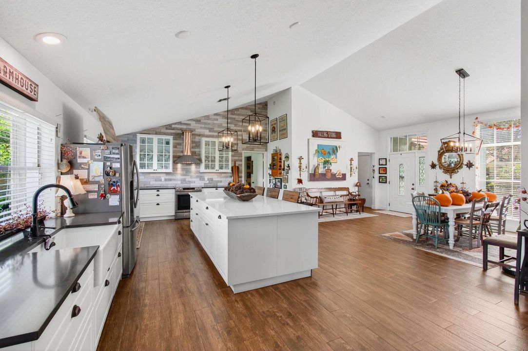 合同活跃: $825,000 (4 贝兹, 2 浴室, 2105 平方英尺)