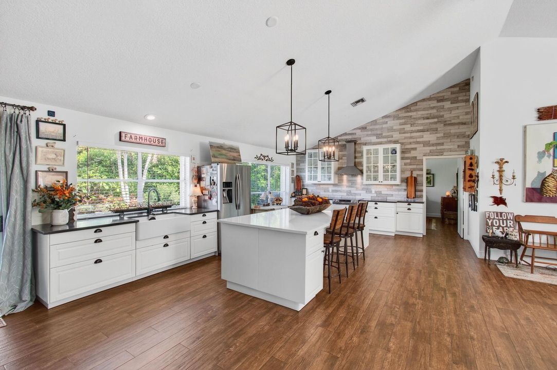 合同活跃: $825,000 (4 贝兹, 2 浴室, 2105 平方英尺)