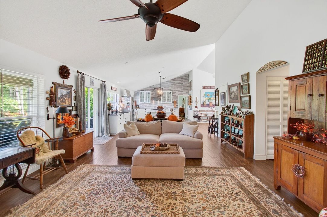 合同活跃: $825,000 (4 贝兹, 2 浴室, 2105 平方英尺)