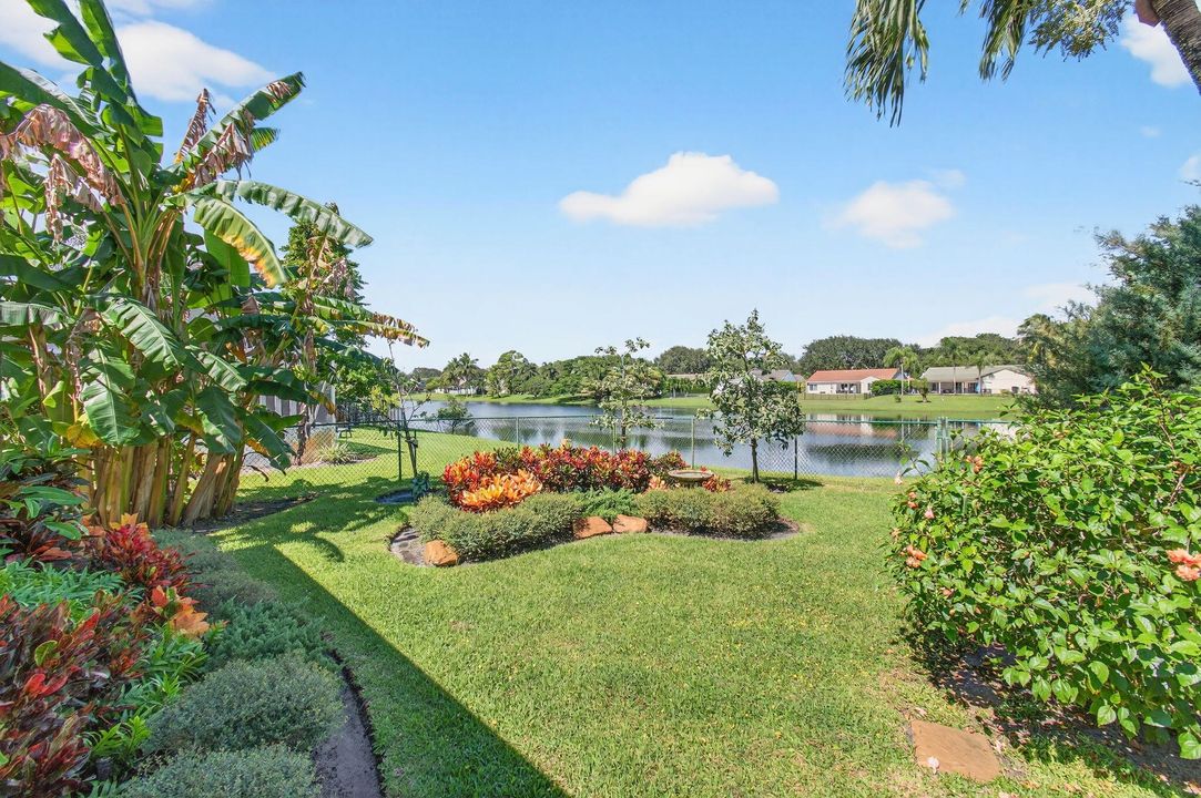 合同活跃: $825,000 (4 贝兹, 2 浴室, 2105 平方英尺)