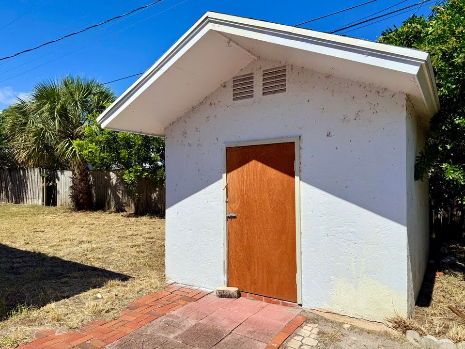 For Sale: $430,000 (4 beds, 2 baths, 2048 Square Feet)