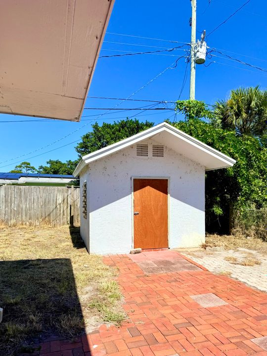 For Sale: $430,000 (4 beds, 2 baths, 2048 Square Feet)