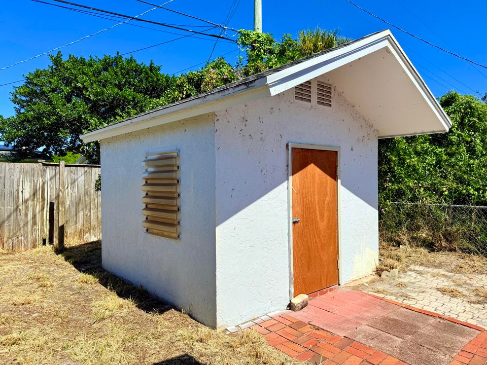 For Sale: $430,000 (4 beds, 2 baths, 2048 Square Feet)