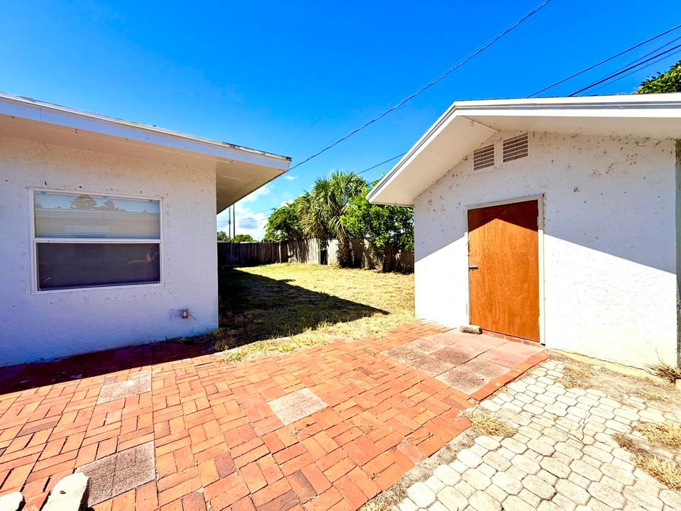 For Sale: $430,000 (4 beds, 2 baths, 2048 Square Feet)