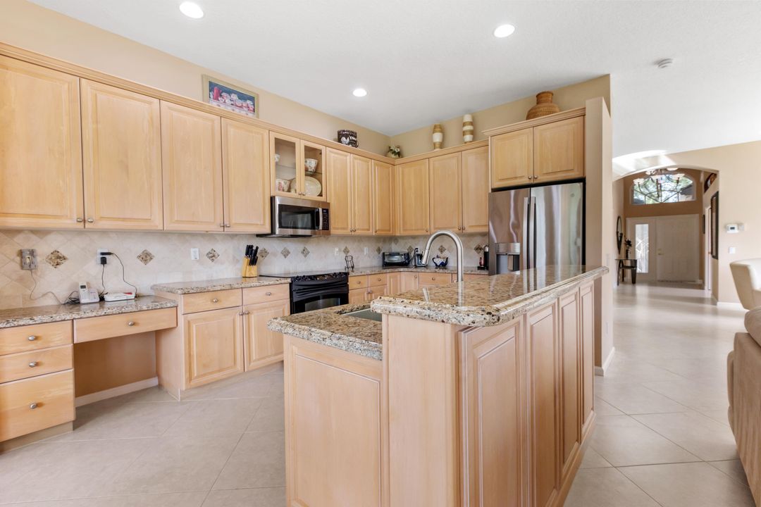 合同活跃: $499,000 (3 贝兹, 2 浴室, 2099 平方英尺)