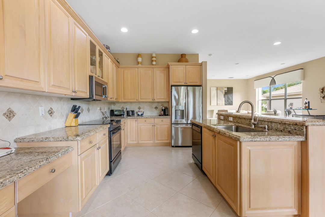 合同活跃: $499,000 (3 贝兹, 2 浴室, 2099 平方英尺)