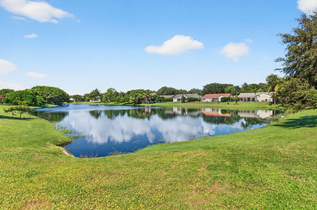 合同活跃: $825,000 (4 贝兹, 2 浴室, 2105 平方英尺)