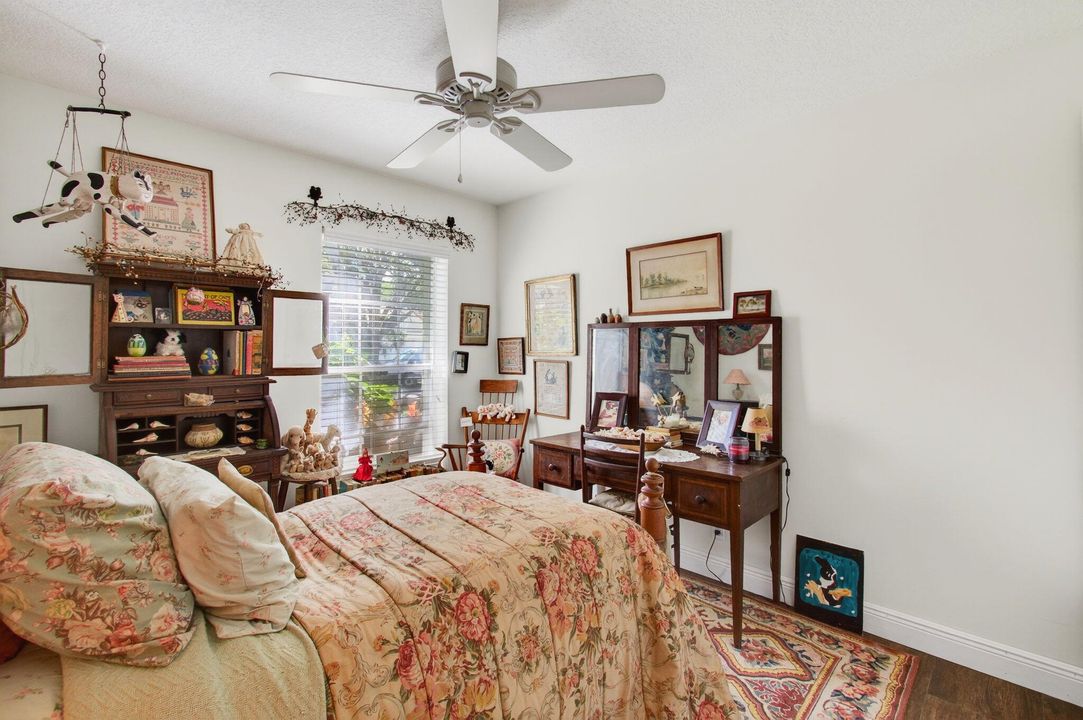 合同活跃: $825,000 (4 贝兹, 2 浴室, 2105 平方英尺)