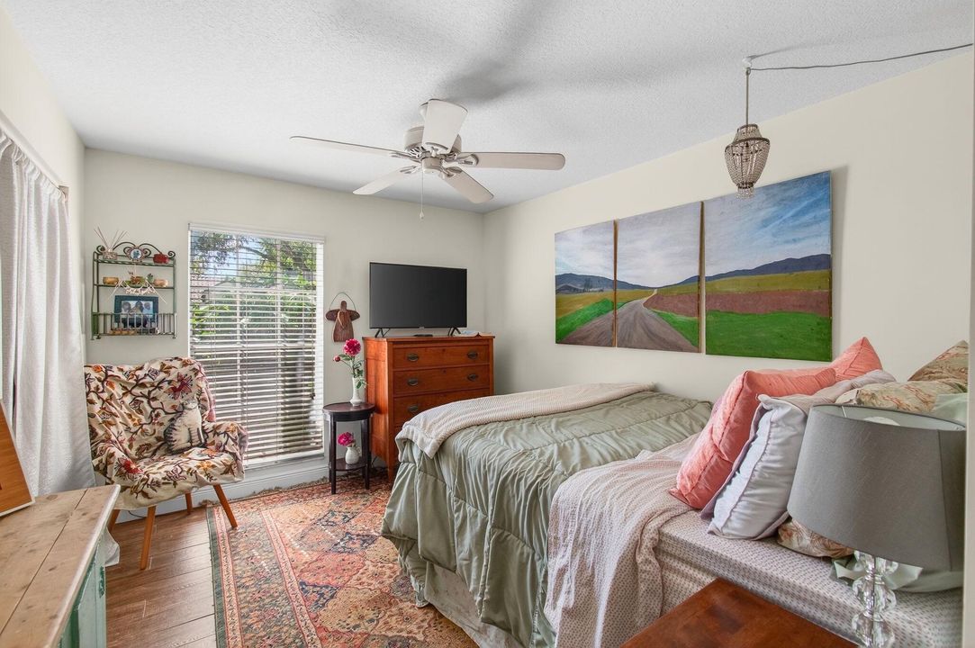 合同活跃: $825,000 (4 贝兹, 2 浴室, 2105 平方英尺)