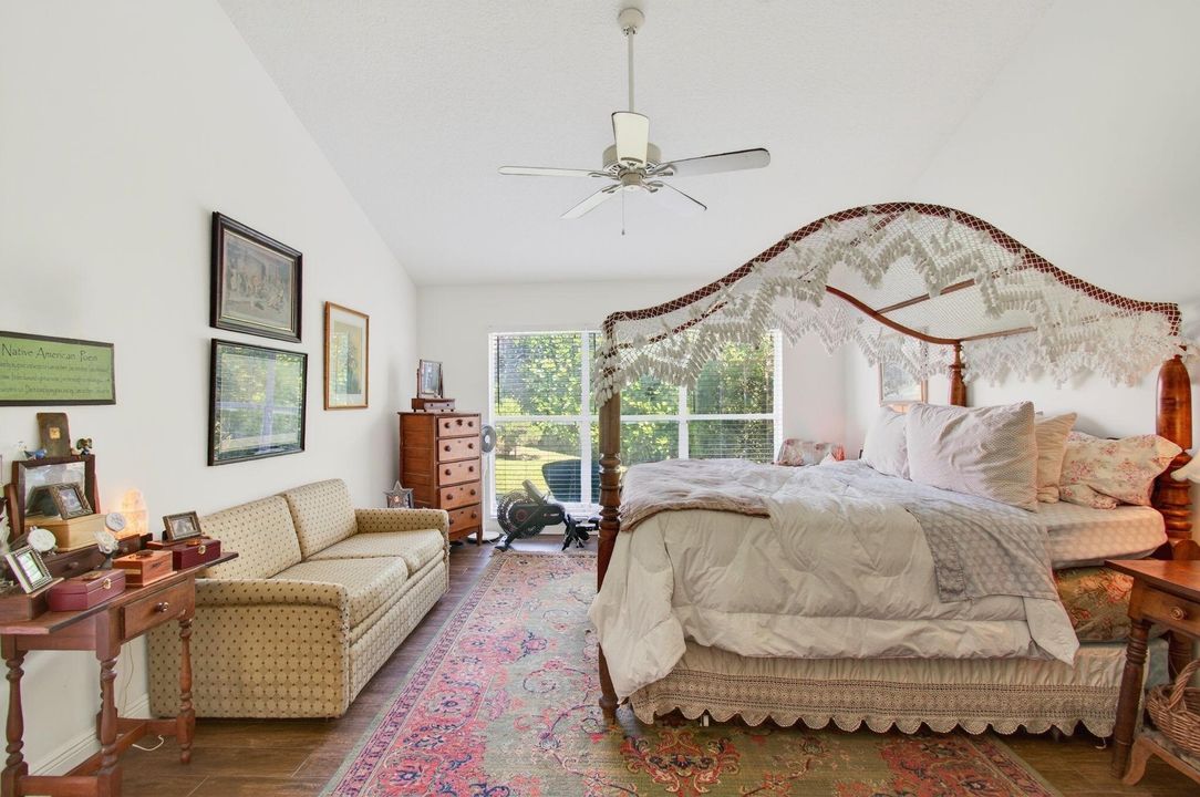 合同活跃: $825,000 (4 贝兹, 2 浴室, 2105 平方英尺)