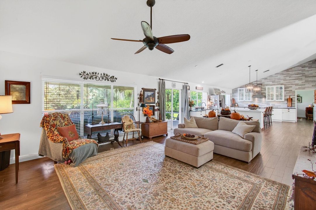 合同活跃: $825,000 (4 贝兹, 2 浴室, 2105 平方英尺)