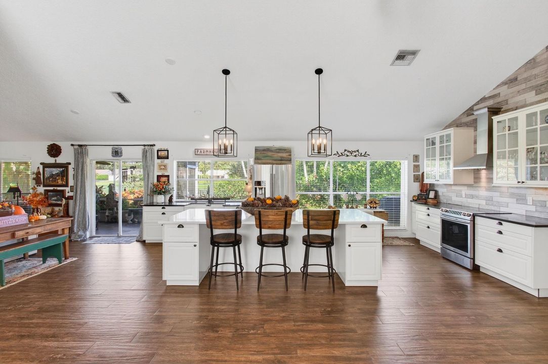 合同活跃: $825,000 (4 贝兹, 2 浴室, 2105 平方英尺)